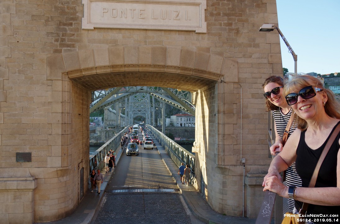 59124RoCrLe - Walking to the Douro River and across the Dom Luis I Bridge with Julia - Porto, Portugal